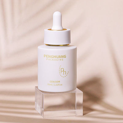 Przejrzysty szklany butelkowiec do kropelki serum do indywidualnej pielęgnacji skóry