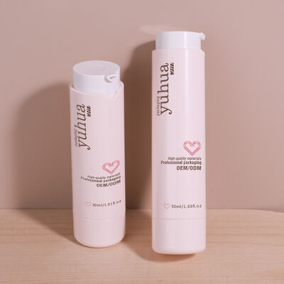 Wytrzymała plastikowa butelka z pompą bezprzewodową i indywidualną konstrukcją Idealna do pakowania kosmetyków i przechowywania płynnych produktów