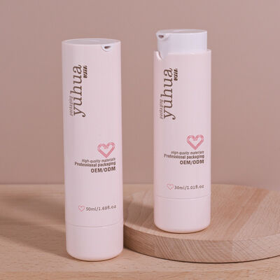 Wytrzymała plastikowa butelka z pompą bezprzewodową i indywidualną konstrukcją Idealna do pakowania kosmetyków i przechowywania płynnych produktów